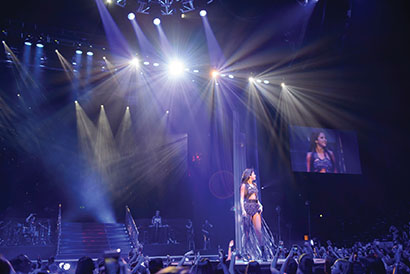 Selena Gomez Stars Dance Tour Includes Robe Fixtures