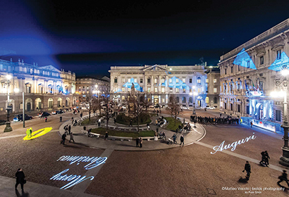 Piazza della Scala lit up Dec. 16-Jan. 7, 2014 with a son et luminaire display. Photo by Piero Gatti.