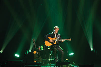 Travis Tritt performance photo by Photo by Chuck Arlund, Arlund Photography