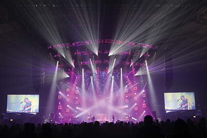 LD Tom Grant Lights R&B Superstars at Wembley Arena with Clay Paky Fixtures. Photos by James McCaffrey and Dawn Tolmie