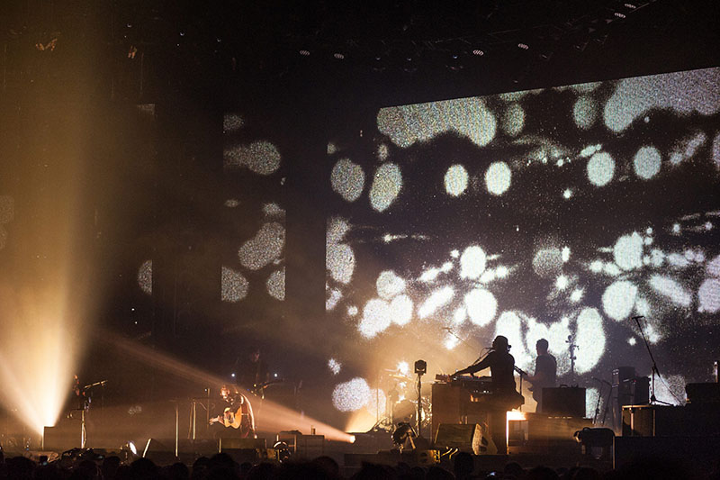 screen design includes a central LED screen 10.8m wide x 6m high, flanked by three columns of LED either side, each measuring 1.2m wide x 6.6 m high. (c) Scott Davies