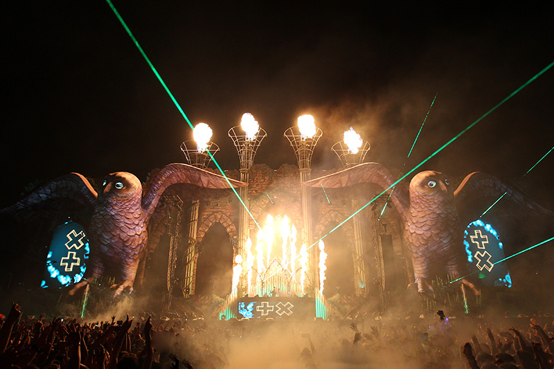 The main Stageco stage was adorned with inflatable owls from Netherlands-based Airworks. Photo by Todd Kaplan