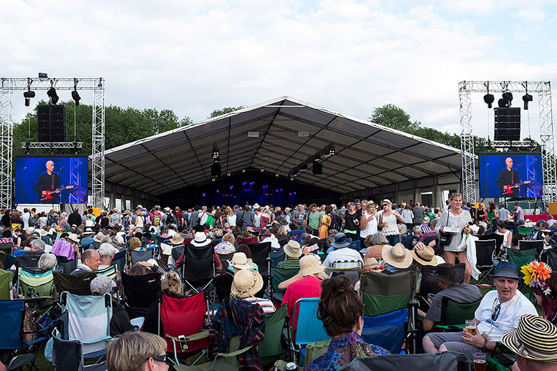 For the Cambridge Folk Festival, XL Video supported artists including Joan Baez, The Proclaimers, Frank Turner, Joan Armatrading, and Passenger with a pair of nine square meter screens made with ROE Visual MC-7 7.5mm resolution, indoor/outdoor LED panels.