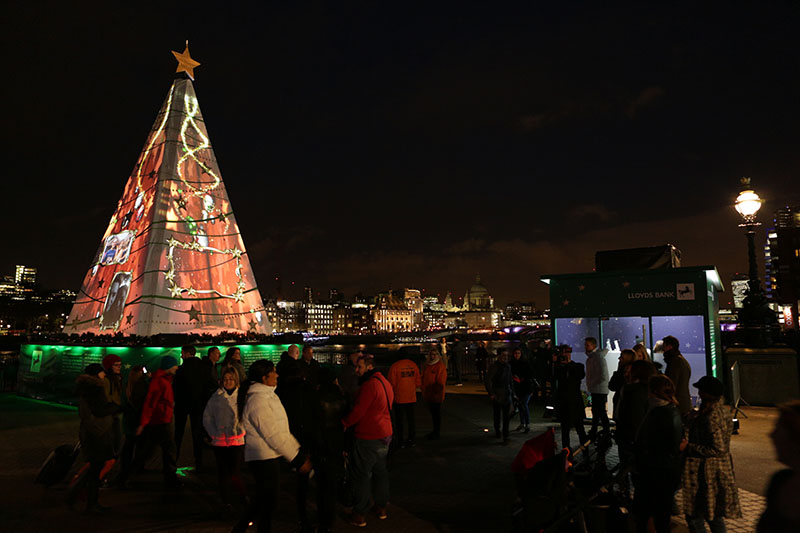 Lloyds invited members of the public to use the artwork for their own personalized messages.