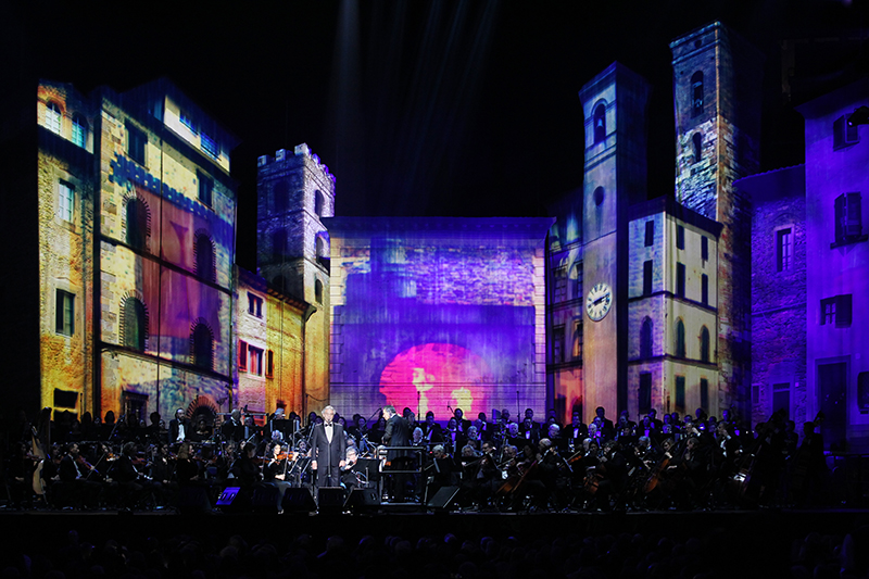 The projections portray a Piazza with a screen-within-a-screen effect.Andrea Bocelli Cinema tour, photo by Todd Kaplan