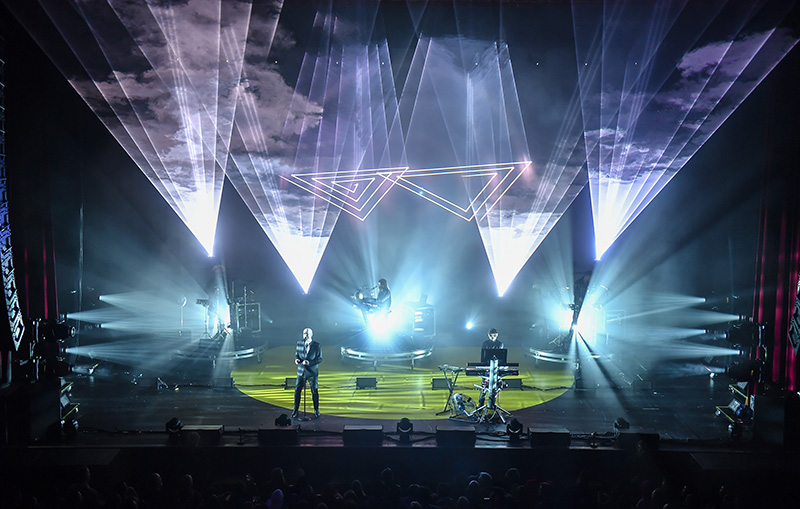 Lasers and Martin MAC Vipers break up the beams. Pet Shop Boys 'Super' tour photo by Steve Jennings.